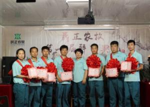 李總為師傅頒發聘書